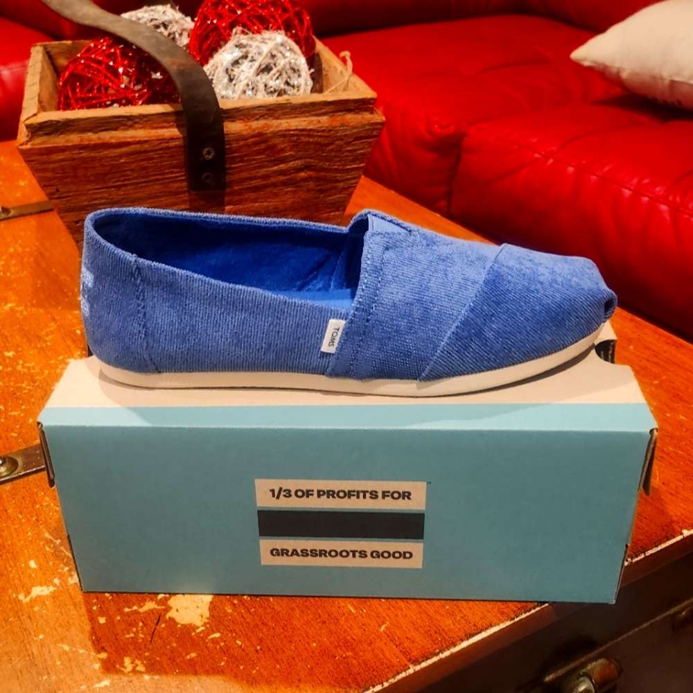 Womans Toms size 6.